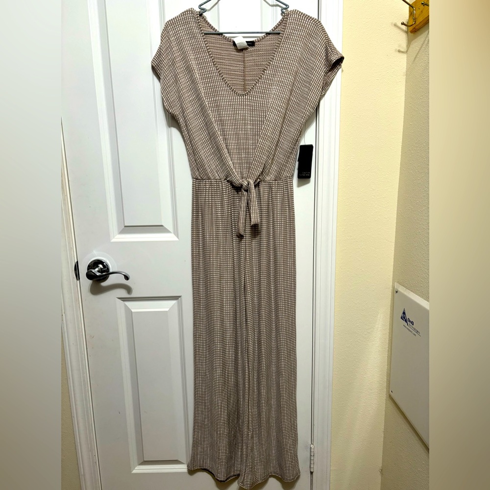 ✨Snag this NWT Caution to the Wind Taupe & White Wide Leg Jumpsuit!🤎